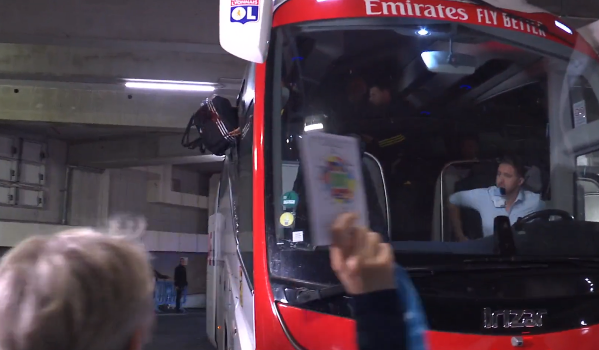 Imagini ȘOCANTE din Franța! Antrenorul lui Lyon, plin de sânge după ce autocarul a fost atacat de ultrașii lui Marseille! Meciul a fost AMÂNAT