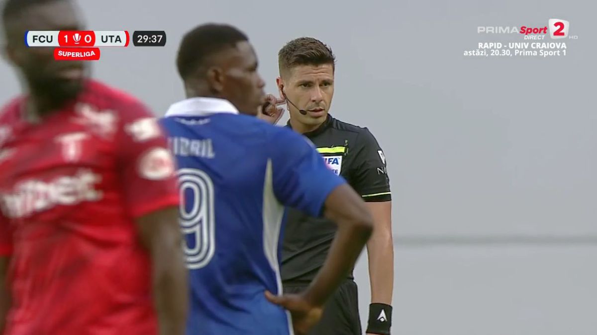 Prima repriză a meciului FCU Craiova - UTA, marcată de trei faze de arbitraj » Marian Barbu a avut nevoie de ajutorul VAR în două rânduri