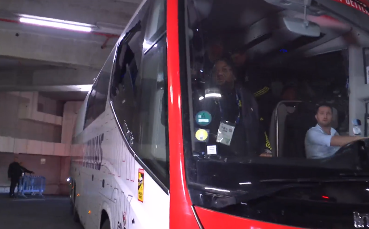 Imagini ȘOCANTE din Franța! Antrenorul lui Lyon, plin de sânge după ce autocarul a fost atacat de ultrașii lui Marseille! Meciul a fost AMÂNAT