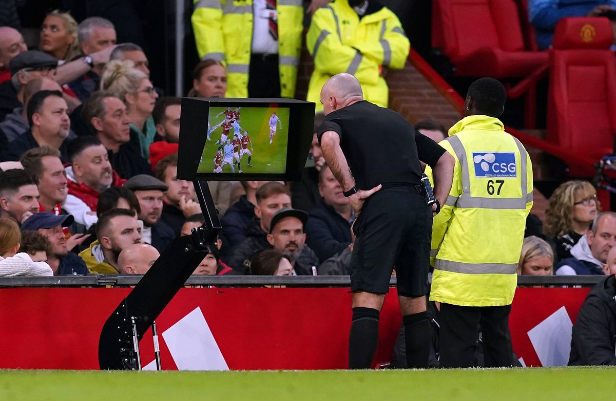 Pep Guardiola, reverență în fața unui jucător după victoria de pe Old Trafford: „Nu are cercei în urechi, nu are tatuaje și conduce o mașină normală. E incredibil!”