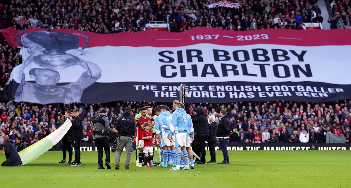 Momente speciale pe Old Trafford » Legendarul Sir Bobby Charlton, omagiat înainte de derby-ul din Manchester