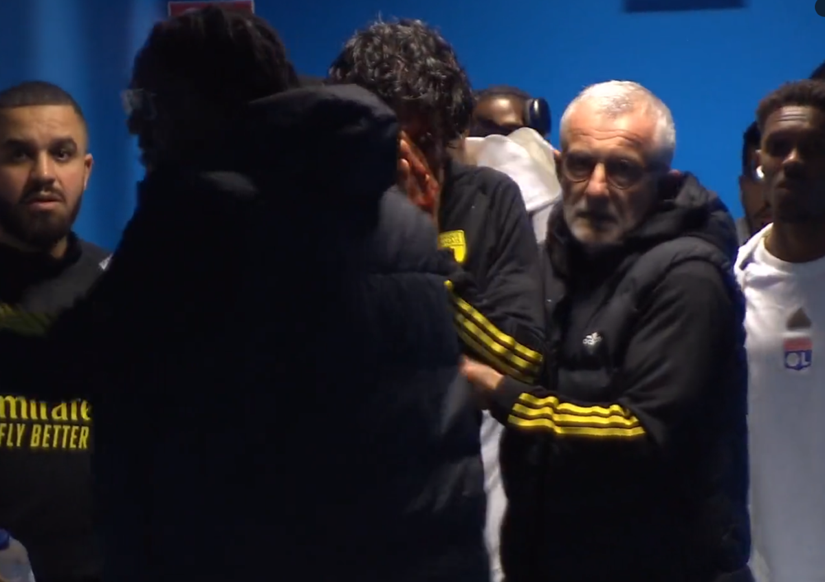Fabio Grosso, imagini ȘOCANTE din Franța! Antrenorul lui Lyon, plin de sânge după ce autocarul a fost atacat de ultrașii lui Marseille! Meciul poate fi amânat