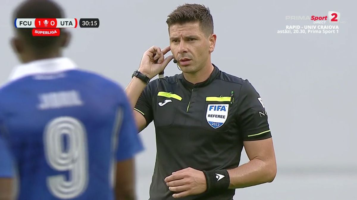 Prima repriză a meciului FCU Craiova - UTA, marcată de trei faze de arbitraj » Marian Barbu a avut nevoie de ajutorul VAR în două rânduri