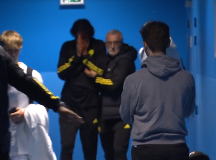 Imagini ȘOCANTE din Franța! Antrenorul lui Lyon, plin de sânge după ce autocarul a fost atacat de ultrașii lui Marseille! Captură: Prime Video