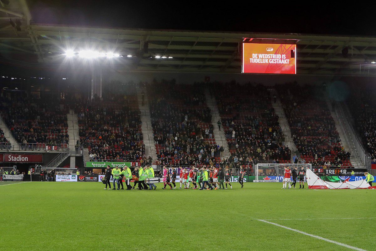 Scene cutremurătoare la AZ Alkmaar - NEC Nijmegen » Bas Dost, resuscitat pe gazon, după ce s-a prăbușit în timpul meciului! Partida a fost abandonată