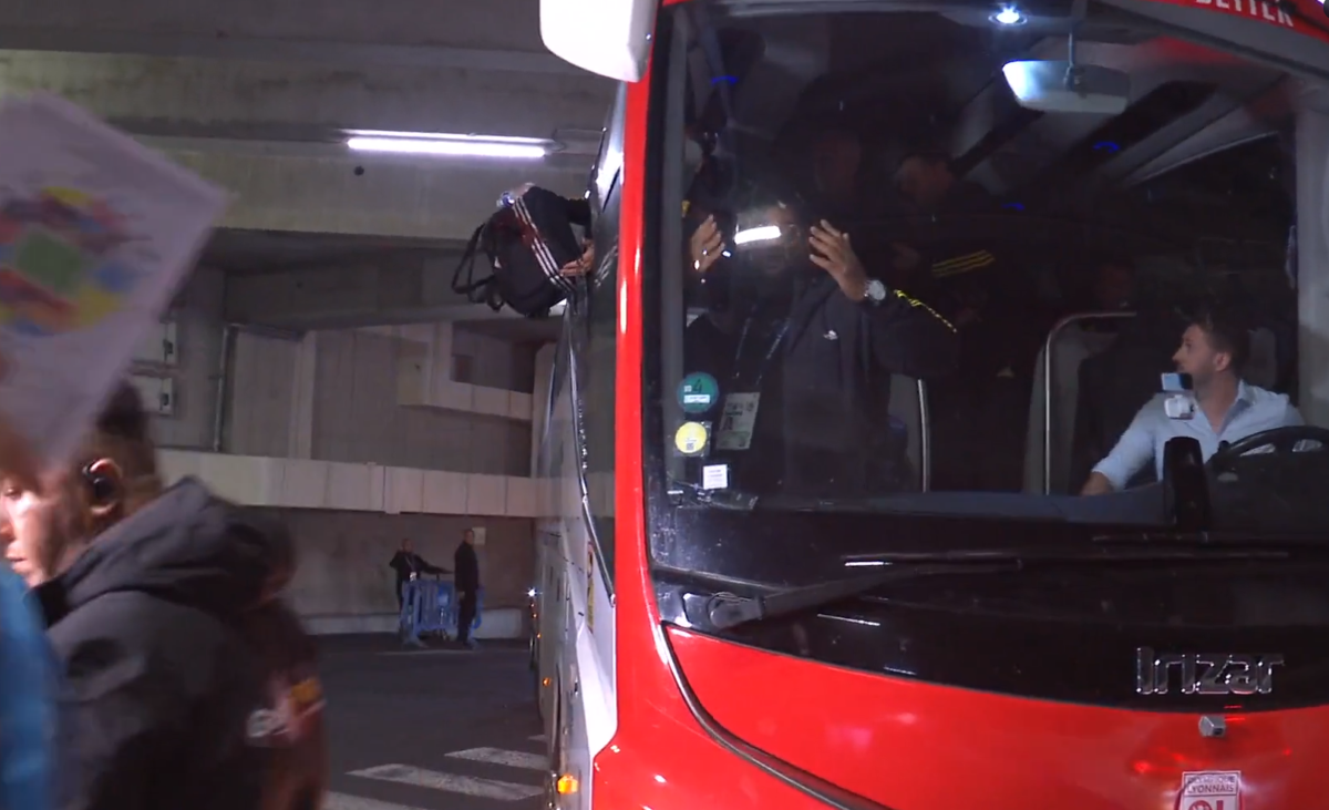 Imagini ȘOCANTE din Franța! Antrenorul lui Lyon, plin de sânge după ce autocarul a fost atacat de ultrașii lui Marseille! Meciul a fost AMÂNAT