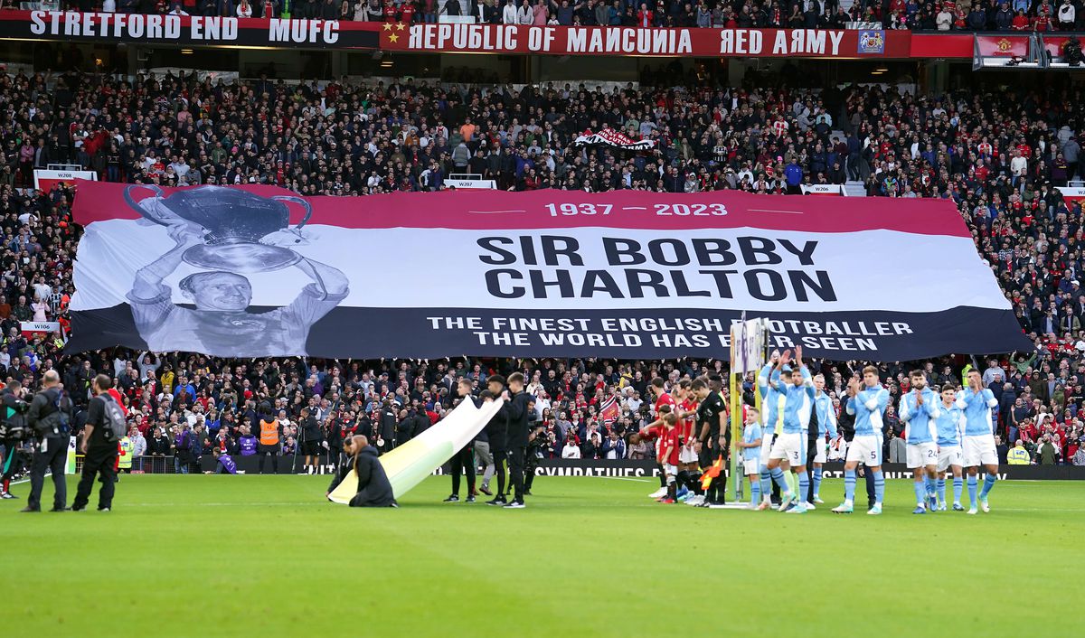 Manchester United, omagiu pentru Sir Bobby Charlton înainte de meciul cu City