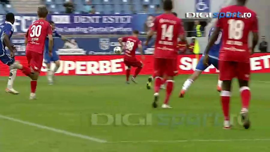 Foto: Captură Digi Sport Prima repriză a meciului FCU Craiova - UTA, marcată de trei faze de arbitraj » Marian Barbu a avut nevoie de ajutorul VAR în două rânduri
