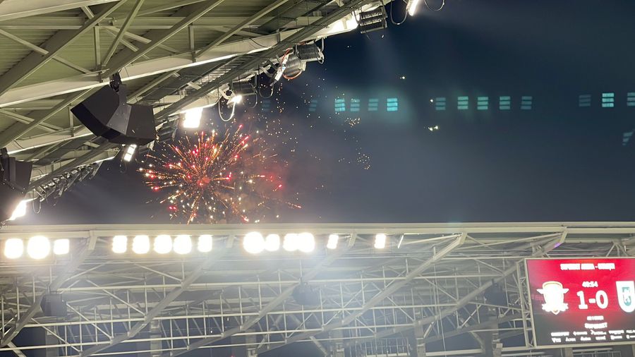 Suporterii giuleșteni au dat foc la artificii în afara arenei Ce nu s-a văzut la TV la Rapid - CSU Craiova: cine a apărut în peluză giuleștenilor + primele imagini cu Petrila după accidentare