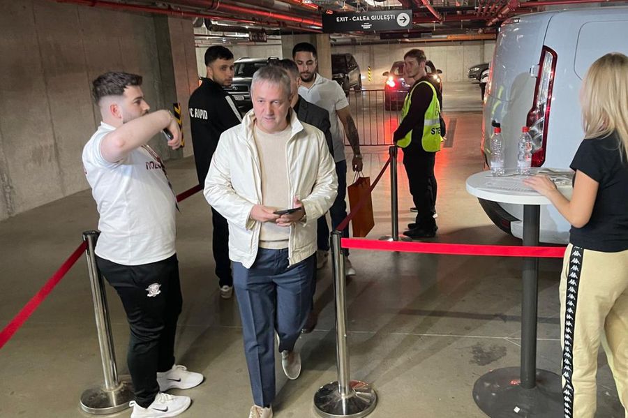 Patronul Craiovei a intrat la vestiar înaintea jocului pentru a-și mobiliza jucătorii Ce nu s-a văzut la TV la Rapid - CSU Craiova: cine a apărut în peluză giuleștenilor + primele imagini cu Petrila după accidentare