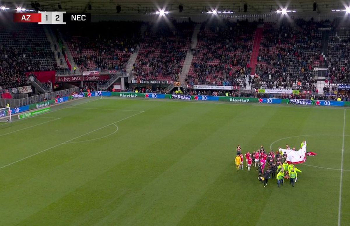 Scene cutremurătoare la AZ Alkmaar - NEC Nijmegen » Bas Dost, resuscitat pe gazon, după ce s-a prăbușit în timpul meciului! Partida a fost abandonată