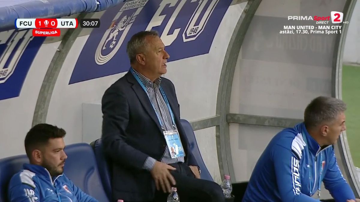 Prima repriză a meciului FCU Craiova - UTA, marcată de trei faze de arbitraj » Marian Barbu a avut nevoie de ajutorul VAR în două rânduri
