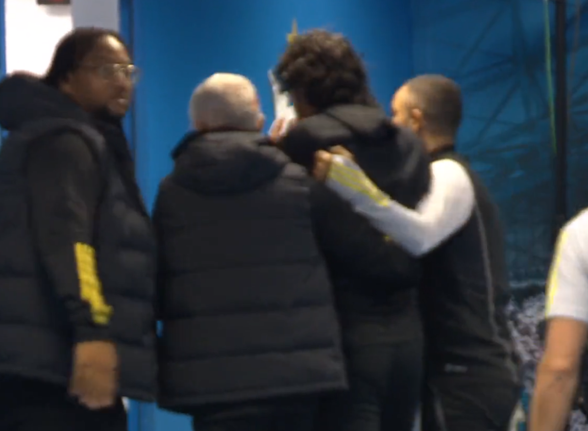 Fabio Grosso, imagini ȘOCANTE din Franța! Antrenorul lui Lyon, plin de sânge după ce autocarul a fost atacat de ultrașii lui Marseille! Meciul poate fi amânat