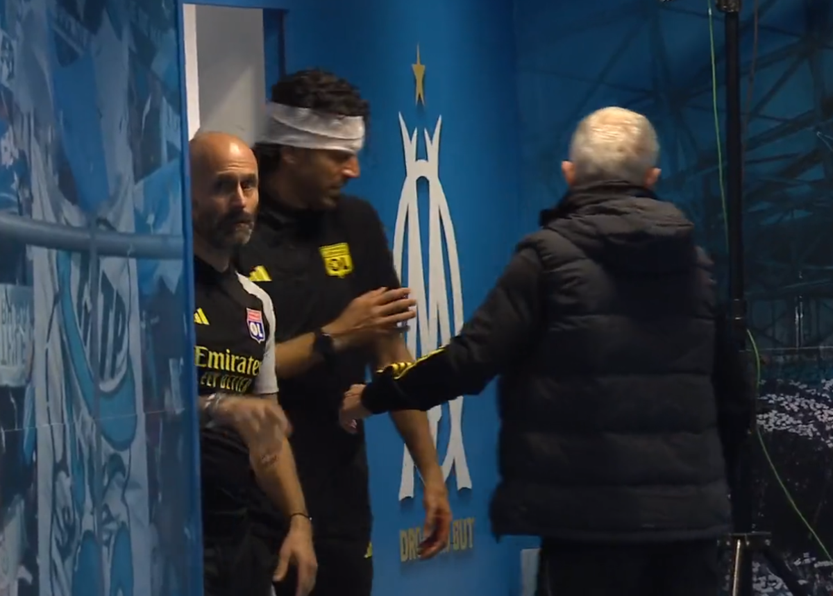 Fabio Grosso, imagini ȘOCANTE din Franța! Antrenorul lui Lyon, plin de sânge după ce autocarul a fost atacat de ultrașii lui Marseille! Meciul poate fi amânat