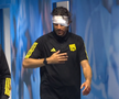 Imagini ȘOCANTE din Franța! Antrenorul lui Lyon, plin de sânge după ce autocarul a fost atacat de ultrașii lui Marseille! Captură: Prime Video
