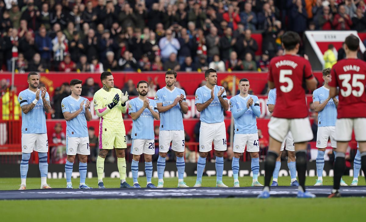 Momente speciale pe Old Trafford » Legendarul Sir Bobby Charlton, omagiat înainte de derby-ul din Manchester