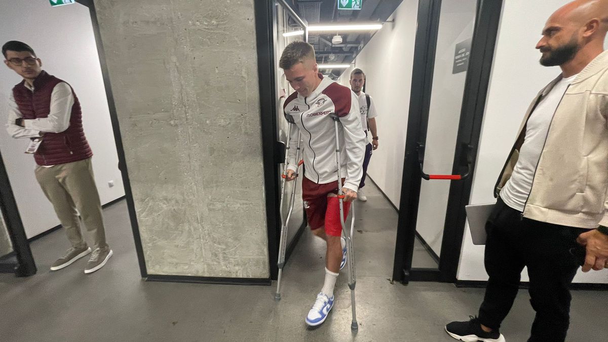 Pierdere URIAȘĂ! Cel mai în formă fotbalist al Rapidului s-a „rupt” la derby-ul cu CSU Craiova » Aștepta convocarea la națională!