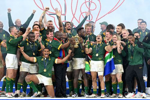 Bucuria rugbyștilot sud-africani cu trofeul Webb Ellis Foto Guliver/GettyImages