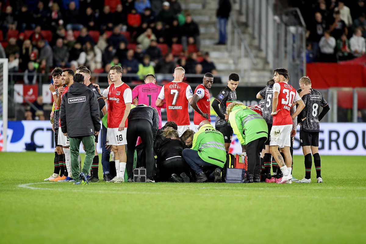 Scene cutremurătoare la AZ Alkmaar - NEC Nijmegen » Bas Dost, resuscitat pe gazon, după ce s-a prăbușit în timpul meciului! Partida a fost abandonată