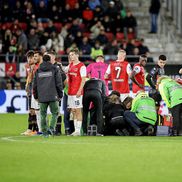 Bas Dost (34 de ani), atacantul lui NEC Nijmegen, s-a prăbușit în timpul meciului cu AZ Alkmaar. Jucătorul a fost resuscitat de medici chiar pe gazon. Foto: Imago