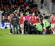 Bas Dost (34 de ani), atacantul lui NEC Nijmegen, s-a prăbușit în timpul meciului cu AZ Alkmaar. Jucătorul a fost resuscitat de medici chiar pe gazon. Foto: Imago