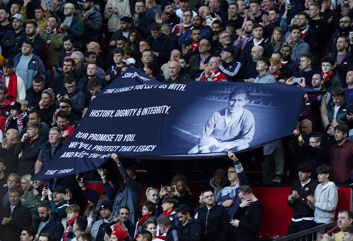 Momente speciale pe Old Trafford » Legendarul Sir Bobby Charlton, omagiat înainte de derby-ul din Manchester