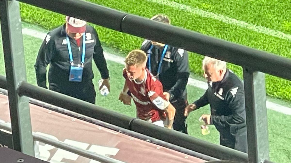 Pierdere URIAȘĂ! Cel mai în formă fotbalist al Rapidului s-a „rupt” la derby-ul cu CSU Craiova » Aștepta convocarea la națională!