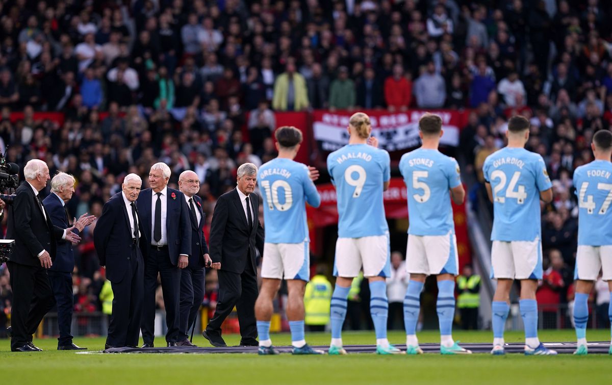 Momente speciale pe Old Trafford » Legendarul Sir Bobby Charlton, omagiat înainte de derby-ul din Manchester