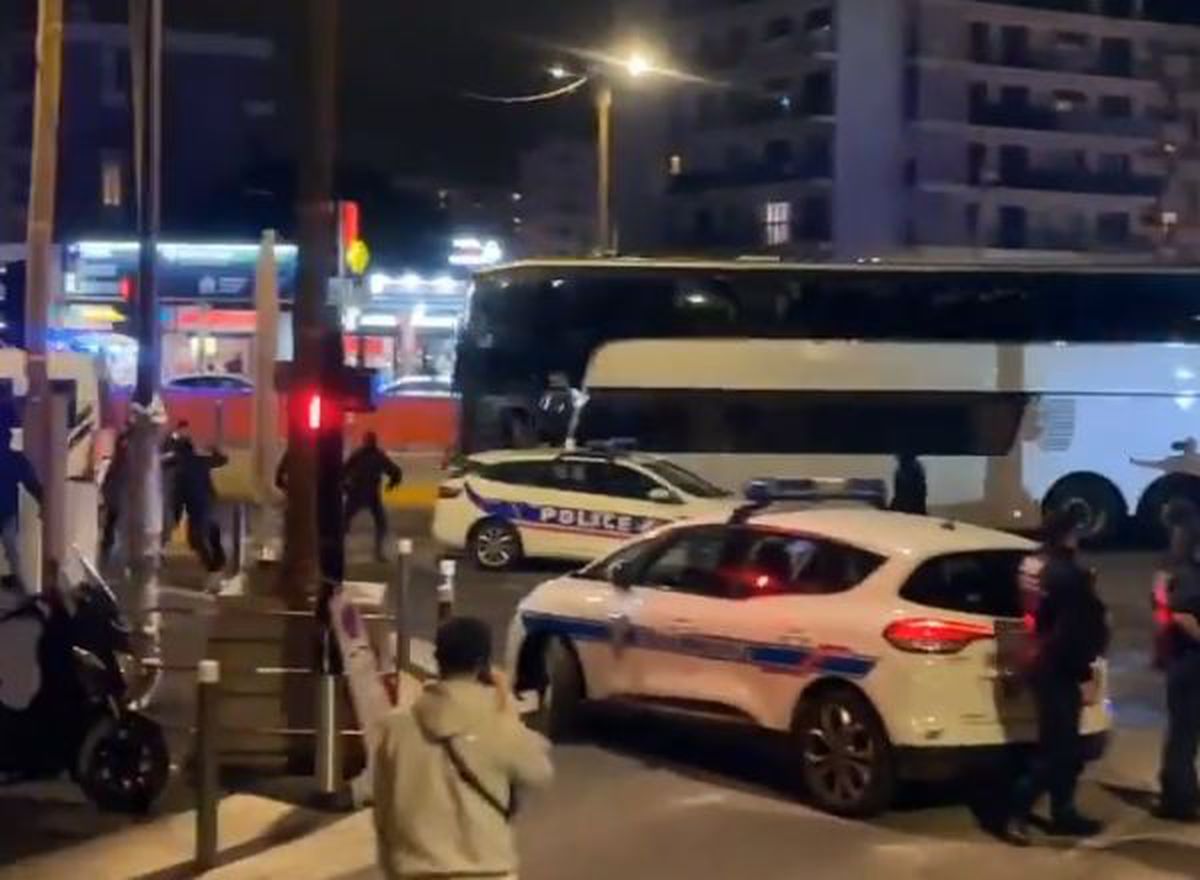 Imagini ȘOCANTE din Franța! Antrenorul lui Lyon, plin de sânge după ce autocarul a fost atacat de ultrașii lui Marseille! Meciul a fost AMÂNAT