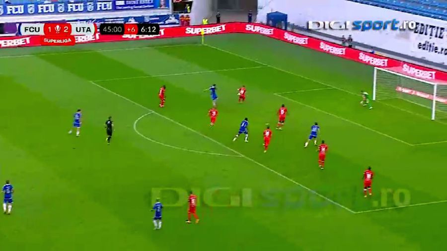 Foto: Captură Digi Sport Prima repriză a meciului FCU Craiova - UTA, marcată de trei faze de arbitraj » Marian Barbu a avut nevoie de ajutorul VAR în două rânduri