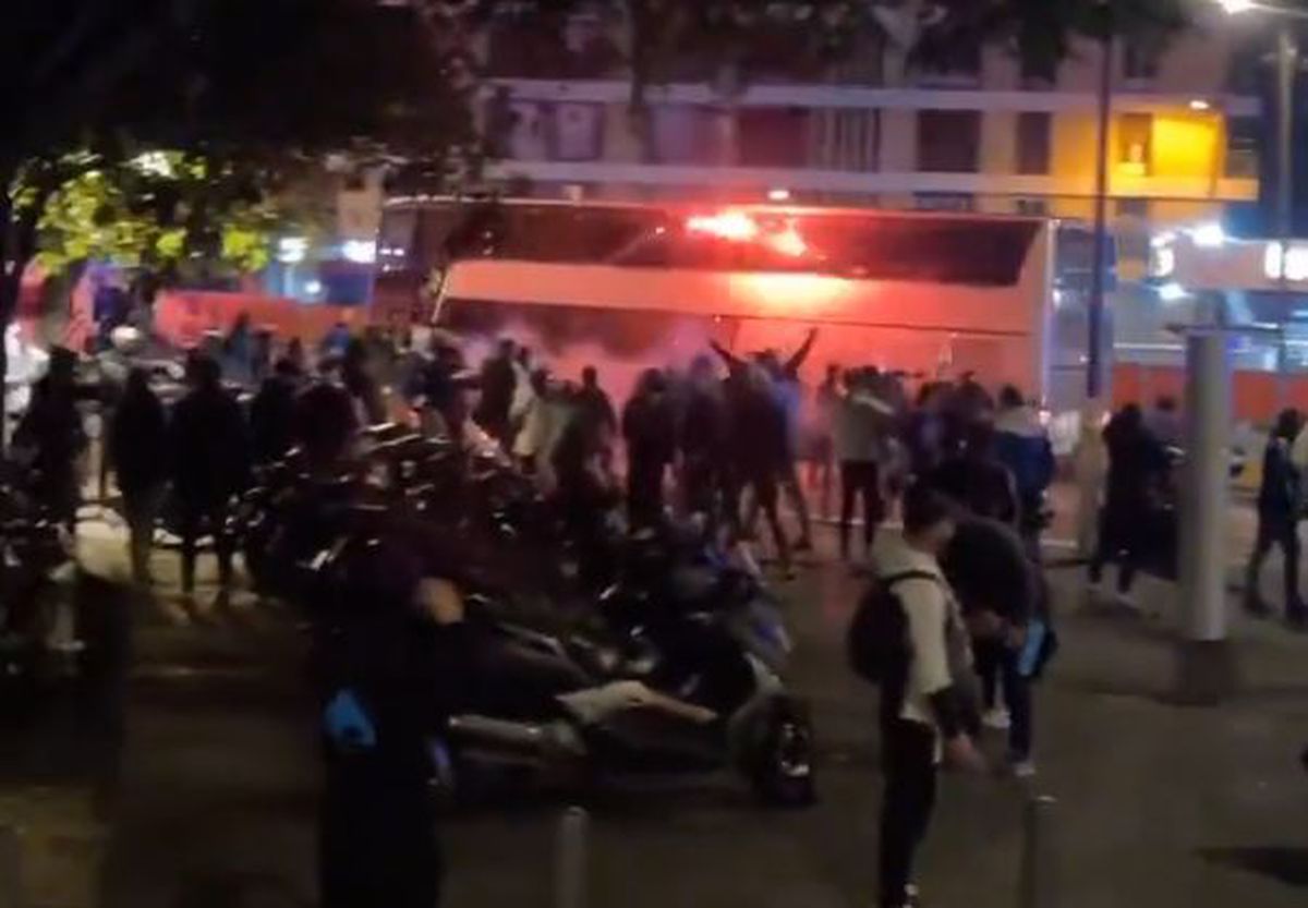 Imagini ȘOCANTE din Franța! Antrenorul lui Lyon, plin de sânge după ce autocarul a fost atacat de ultrașii lui Marseille! Meciul a fost AMÂNAT