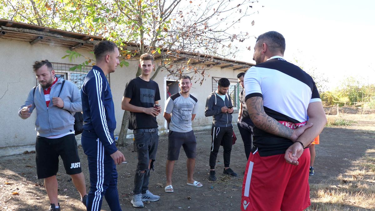 Scandal, urlete și amenințări » L-au „mușcat” pe Castor și a început haosul: „Băi țărane, vezi că la noi se merge pe stradă cu drujba pornită!”