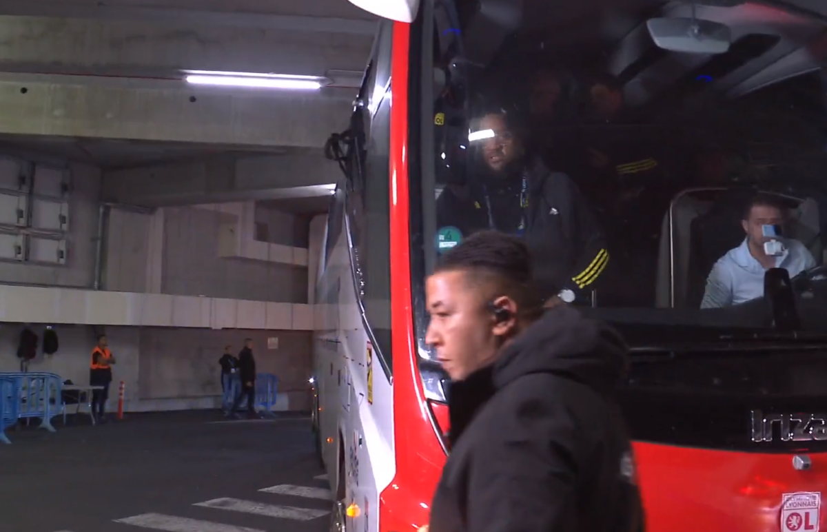 Fabio Grosso, imagini ȘOCANTE din Franța! Antrenorul lui Lyon, plin de sânge după ce autocarul a fost atacat de ultrașii lui Marseille! Meciul poate fi amânat