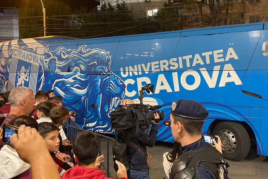 Autocarul Craiovei venit în Giulești Ce nu s-a văzut la TV la Rapid - CSU Craiova: cine a apărut în peluză giuleștenilor + primele imagini cu Petrila după accidentare