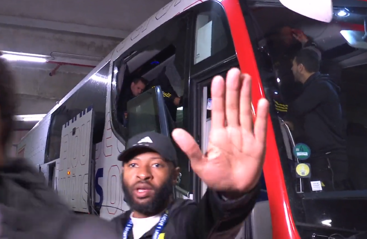 Imagini ȘOCANTE din Franța! Antrenorul lui Lyon, plin de sânge după ce autocarul a fost atacat de ultrașii lui Marseille! Meciul a fost AMÂNAT