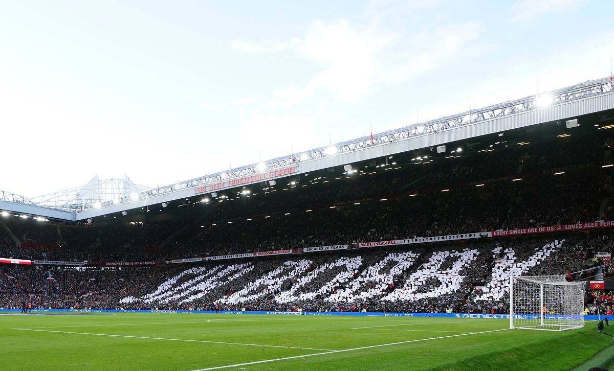 Momente speciale pe Old Trafford » Legendarul Sir Bobby Charlton, omagiat înainte de derby-ul din Manchester