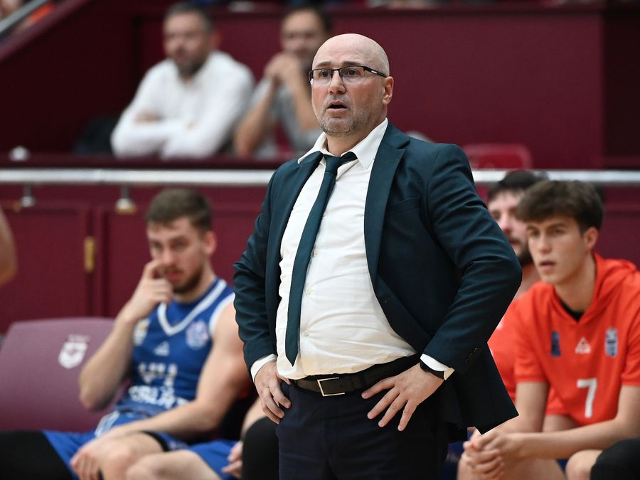 Florin Nini este antrenorul baschetbaliștilor de la CSM Galați. Foto: sportpictures Mafia pariurilor lovește baschetul românesc! Descindere FIBA de ultimă oră: „L-au ridicat direct din vestiar, i-au luat telefonul și l-au băgat într-o cameră la interogatoriu” » GSP are detalii șocante de la un jucător american