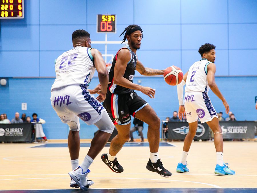 Shakem Johnson, în tricou negru, a adunat 31 de partide pentru CSM Galați în sezonul trecut. Foto: sportpictures Mafia pariurilor lovește baschetul românesc! Descindere FIBA de ultimă oră: „L-au ridicat direct din vestiar, i-au luat telefonul și l-au băgat într-o cameră la interogatoriu” » GSP are detalii șocante de la un jucător american