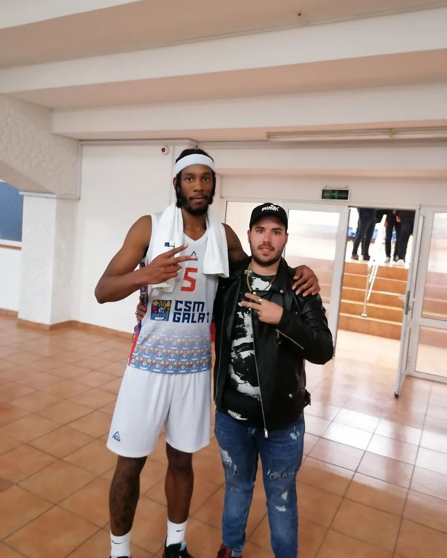 Johnson alături de un suporter al Galațiului. Sursa: instagram Mafia pariurilor lovește baschetul românesc! Descindere FIBA de ultimă oră: „L-au ridicat direct din vestiar, i-au luat telefonul și l-au băgat într-o cameră la interogatoriu” » GSP are detalii șocante de la un jucător american