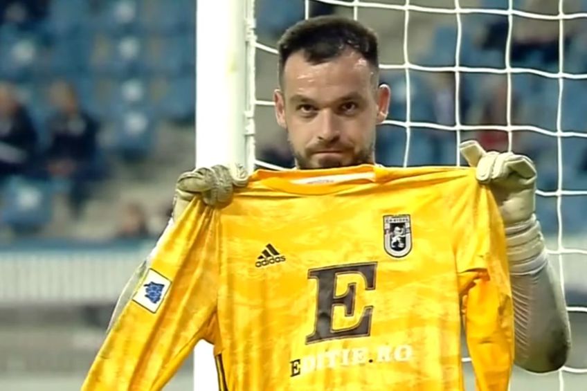 Claudiu Chindriș a prezentat un tricou cu FCU Craiova înaintea meciului de pe „Ion Oblemenco” dintre Sănătatea Cluj și Universitatea Craiova