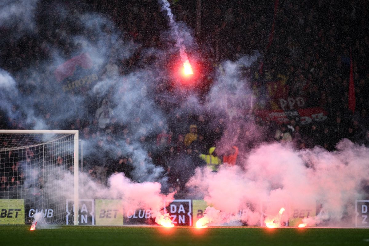 Suporterii lui Genoa au aruncat cu fumigene pe teren