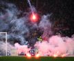 Suporterii lui Genoa au aruncat cu fumigene pe teren la meciul cu Cremonese / Foto: Imago Images
