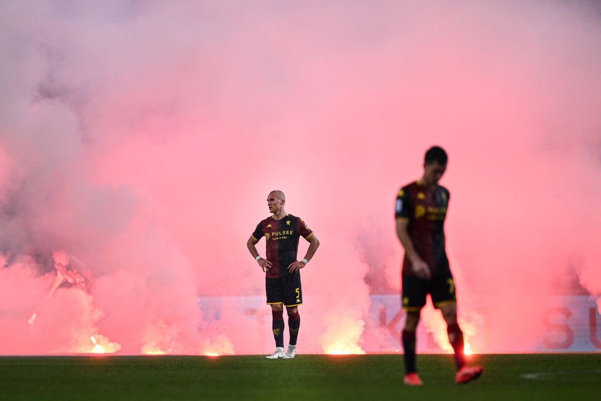 Suporterii lui Genoa au aruncat cu fumigene pe teren