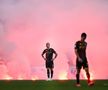 Suporterii lui Genoa au aruncat cu fumigene pe teren la meciul cu Cremonese / Foto: Imago Images