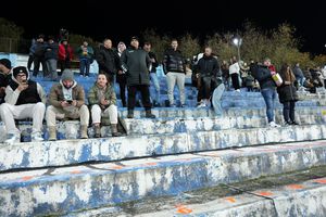 Ne-am întors în anii '90 » Imagini uluitoare de la Bistrița, înainte de Gloria - FCSB: fără scaune în tribune, iar peluza stă să CADĂ!