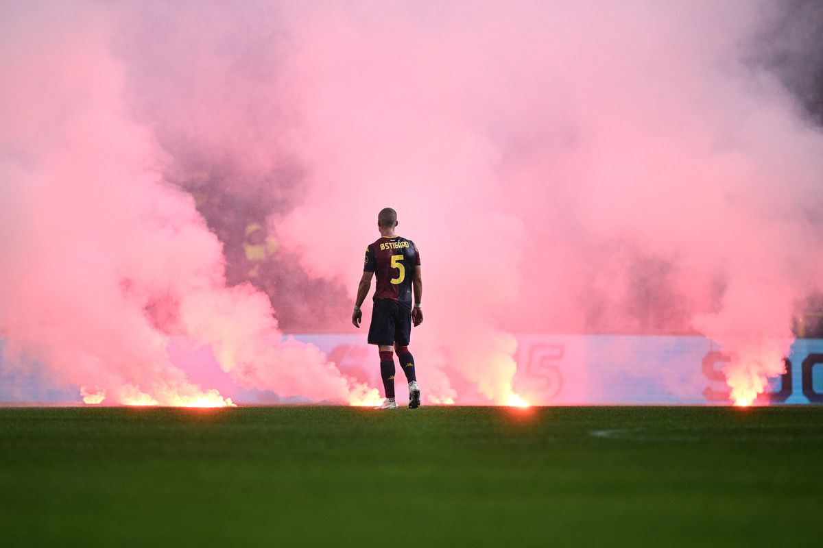 Suporterii lui Genoa au aruncat cu fumigene pe teren
