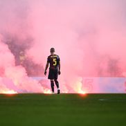Suporterii lui Genoa au aruncat cu fumigene pe teren la meciul cu Cremonese / Foto: Imago Images