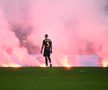 Suporterii lui Genoa au aruncat cu fumigene pe teren la meciul cu Cremonese / Foto: Imago Images