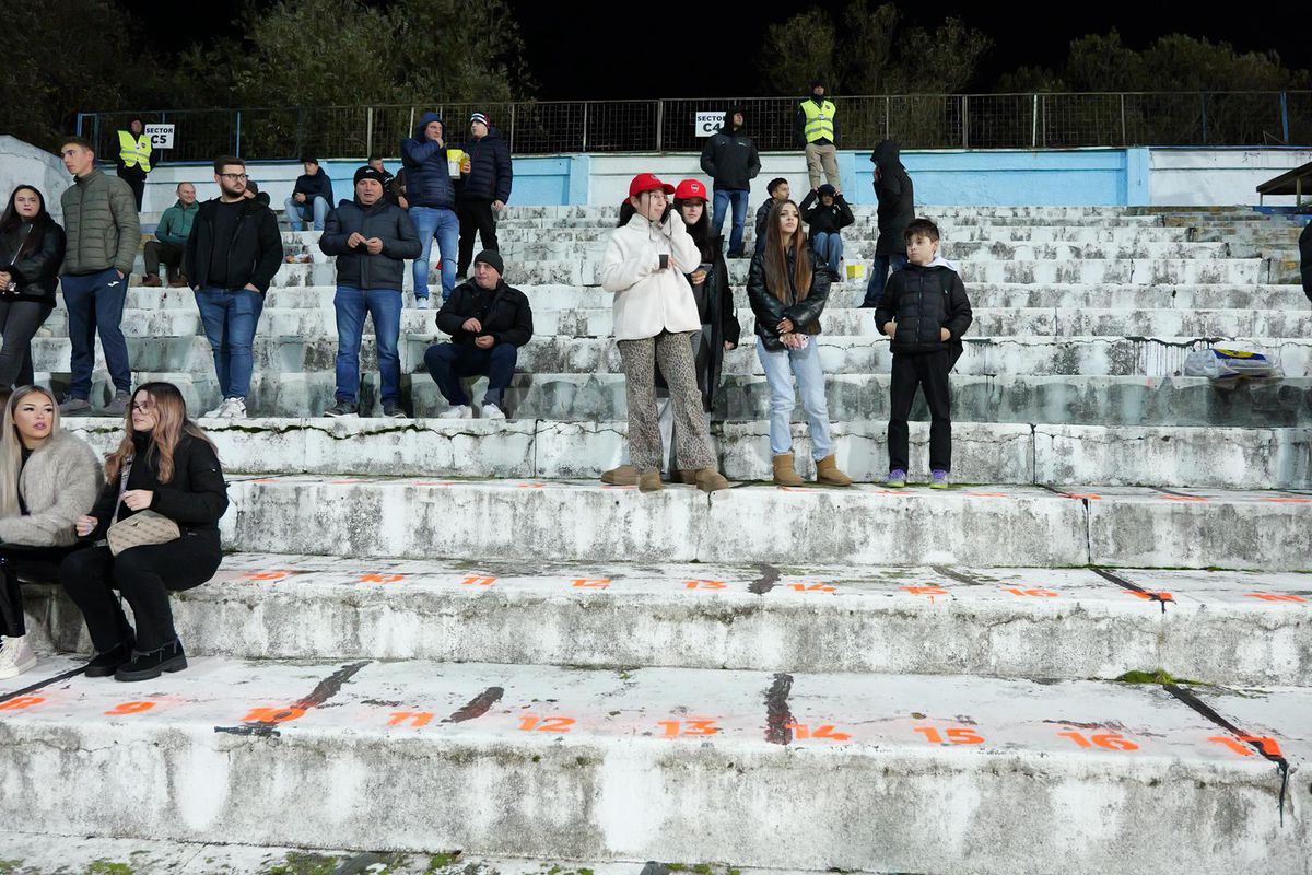 Ne-am întors în anii '90 » Imagini uluitoare de la Bistrița, înainte de Gloria - FCSB: fără scaune în tribune, iar peluza stă să CADĂ!