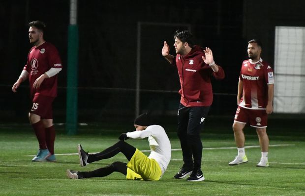 Victor Angelescu a făcut spectacol într-un amical: „Mai ușor că îi rupeți iar mâna!” / „Am vrut să dau gol”